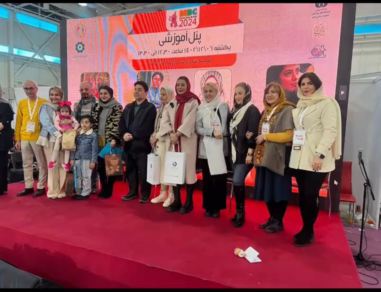  “عکس یادگاری در کناراساتید پنل وهمکاران خوبم ، موسسات، فرهنگی وخدماتی حوزه کودک ”